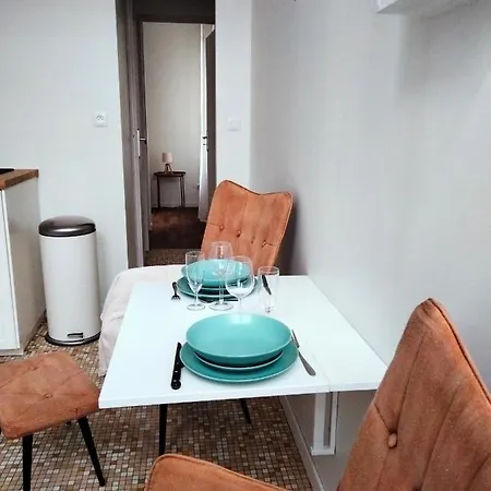 Apartament Rez-de-chaussee Avec Exterieur, A 150m Du Centre, 4min De La Plage.