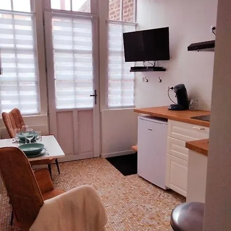 Rez-de-chaussee Avec Exterieur, A 150m Du Centre, 4min De La Plage. *